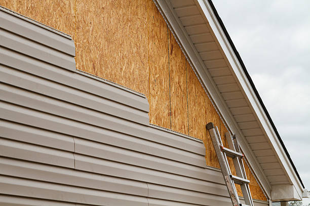 Professional Vinyl Siding technician working in Edinburg, PA